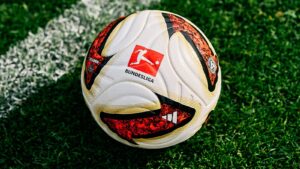 Der neue Adidas Torfabrik, offizieller Spielball der Bundesliga zur Saison 2026/27, liegt an der Seitenlinie. Adidas kehrte damit nach acht Jahren als offizieller Spielball-Partner der DFL zurück und löst Derbystar ab. (Copyright Michael Romacker)
