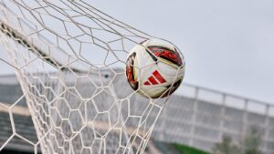Der Adidas Torfabrik im Tornetz. Der neue offizielle Bundesliga-Spielball wurde am 1. Juni 2026 in Herzogenaurach vorgestellt und schlägt ab der Saison 2026/27 in der Bundesliga ein. (Copyright Michael Romacker)