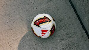 Vogelperspektive auf den Adidas Torfabrik. Der neue offizielle Spielball der Bundesliga wurde für optimale Flugstabilität und konstante Kontrolle entwickelt und ist ab sofort für 150 Euro im Handel erhältlich. (Copyright Michael Romacker)
