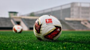 Zwei Exemplare des Adidas Torfabrik im Stadion. Mit dem neuen offiziellen Bundesliga-Spielball meldet sich Adidas nach acht Jahren Pause zurück. Das Design in Schwarz, Rot und Gold würdigt die Fankultur als zentrale Stärke der Bundesliga. (Copyright Michael Romacker)