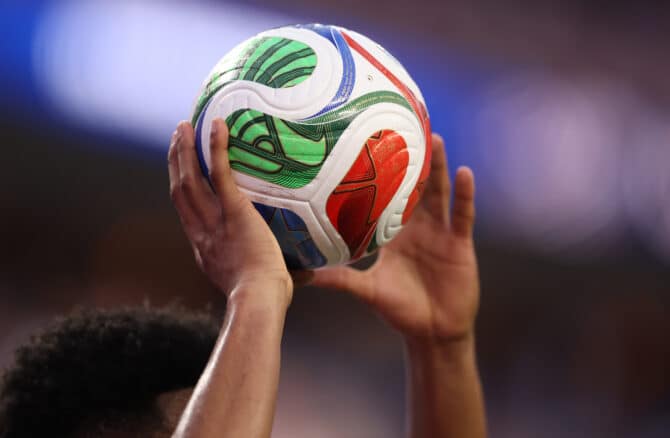 Inglewood, Kalifornien, USA, 12. Juni 2026: Der offizielle WM-Spielball adidas Trionda wird vor dem Einwurf im WM-Gruppenspiel der Gruppe D zwischen den USA und Paraguay im Los Angeles Stadium ins Spielfeld geworfen. (Foto: Stu Forster/Getty Images)