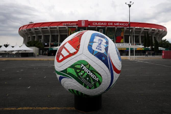Mexiko-Stadt, Mexiko, 16. Juni 2026: Ein übergroßer adidas Trionda, der offizielle Spielball der FIFA-Weltmeisterschaft 2026, steht vor dem Mexico City Stadium einen Tag vor dem WM-Gruppenspiel der Gruppe K zwischen Usbekistan und Kolumbien. (Foto: Luke Hales/Getty Images)