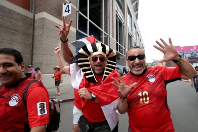 Ägyptische Fans sorgen vor dem WM-Gruppenspiel gegen Belgien für Stimmung, einer von ihnen verkleidet als Pharao. Die Partie der Gruppe G fand am 15. Juni 2026 am Seattle Stadium in Seattle, Washington, statt. Emilee Chinn / Getty Images North America via Getty Images