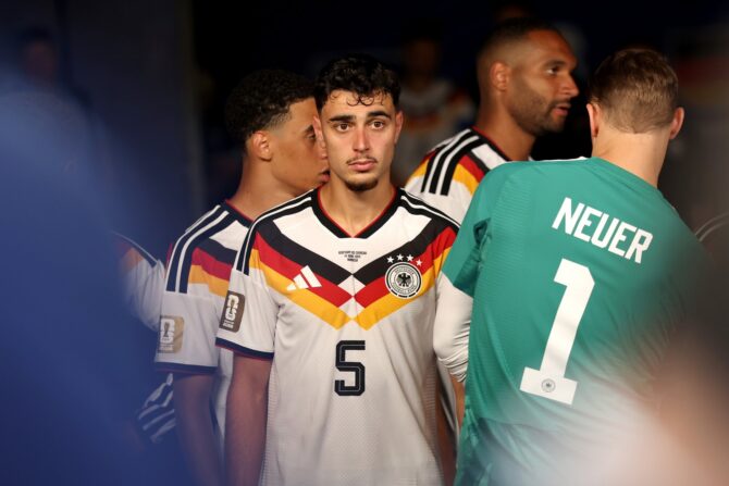 Aleksandar Pavlović steht im Spielertunnel vor dem WM-2026-Gruppenspiel der Gruppe E zwischen Deutschland und Curaçao am 14. Juni 2026 im Houston Stadium in Houston. (Molly Darlington / Getty Images)