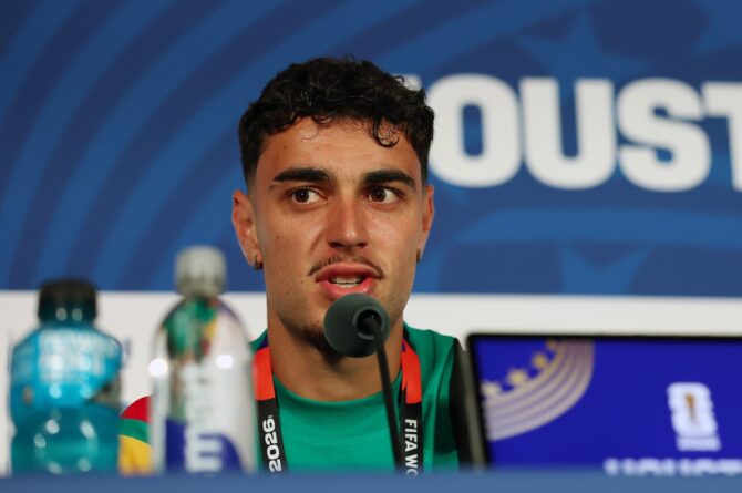 Aleksandar Pavlovic spricht auf der Pressekonferenz der deutschen Nationalmannschaft, einen Tag vor dem WM-2026-Gruppenspiel der Gruppe E gegen Curaçao im Houston Stadium in Houston, Texas, am 13. Juni 2026. Molly Darlington / Getty Images