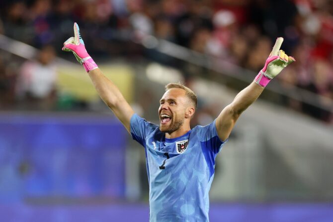 Österreichs Torhüter Alexander Schlager reißt jubelnd beide Arme in die Höhe, nachdem Romano Schmid den Treffer zum 1:0 erzielt hat, im Gruppenspiel J der FIFA Weltmeisterschaft 2026 gegen Jordanien a