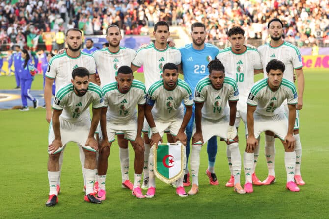 Algeriens Spieler posieren vor dem WM-Gruppenspiel gegen Jordanien für das Mannschaftsfoto im San Francisco Bay Area Stadium.