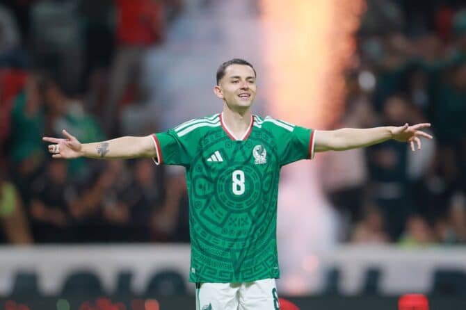 Álvaro Fidalgo bejubelt das zwischenzeitliche 2:0 für Mexiko, das durch ein Eigentor des Serben Stefan Bukinac fiel, im Länderspiel gegen Serbien am 4. Juni 2026 im Estadio Nemesio Díez in Toluca. Der Mittelfeldspieler breitet vor der Tribüne jubelnd die Arme aus. Manuel Velasquez / Getty Images