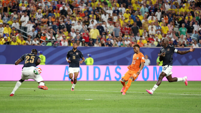 Philadelphia, Pennsylvania, USA, 14. Juni 2026: Amad Diallo (Nr. 15) von der Elfenbeinküste erzielt während des WM-Spiels der Gruppe E gegen Ecuador den ersten Treffer seiner Mannschaft im Philadelphia Stadium. (Foto: Dan Mullan/Getty Images)