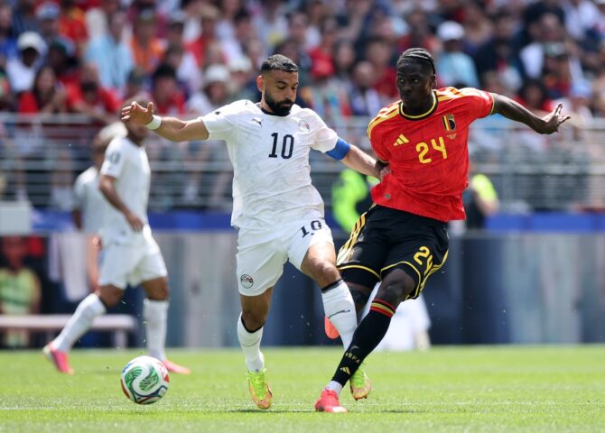 Belgiens Amadou Onana (Nummer 24) im Zweikampf mit Ägyptens Superstar Mohamed Salah (Nummer 10) während des WM-Gruppenspiels zwischen Belgien und Ägypten. Die Partie der Gruppe G fand am 15. Juni 2026 im Seattle Stadium in Seattle, Washington, statt. Alex Grimm / Getty Images North America via Getty Images
