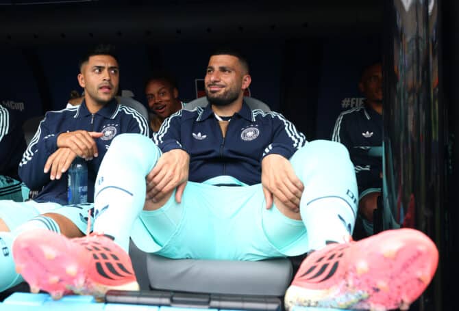 EAST RUTHERFORD, NEW JERSEY - 25. Juni: Nadiem Amiri (#20), Assan Ouédraogo (#25) und Deniz Undav (#26) verfolgen das FIFA-Weltmeisterschafts-Gruppenspiel der Gruppe E zwischen Ecuador und Deutschland von der Ersatzbank aus. Die Partie fand im New York New Jersey Stadium am 25. Juni 2026 in East Rutherford, New Jersey, statt. (Foto: Alexander Hassenstein/Getty Images)