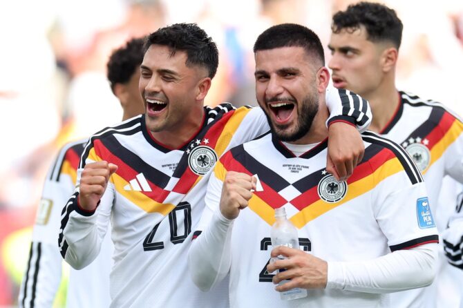 Nadiem Amiri und Deniz Undav bejubeln den 2:1-Sieg der deutschen Nationalmannschaft. Im WM-2026-Gruppenspiel gegen die Elfenbeinküste im Toronto Stadium setzte sich das DFB-Team am 20. Juni 2026 durch. (Alexander Hassenstein / Getty Images)