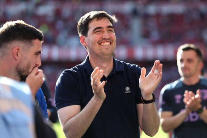 Andoni Iraola, Trainer des AFC Bournemouth, applaudiert nach dem Premier-League-Spiel gegen Nottingham Forest den Fans. Die Partie fand am 24. Mai 2026 im City Ground in Nottingham statt. Matthew Lewis / Getty Images
