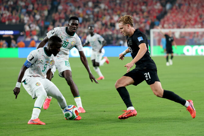 Norwegens Andreas Schjelderup im Zweikampf um den Ball mit dem Senegalesen Idrissa Gana Gueye