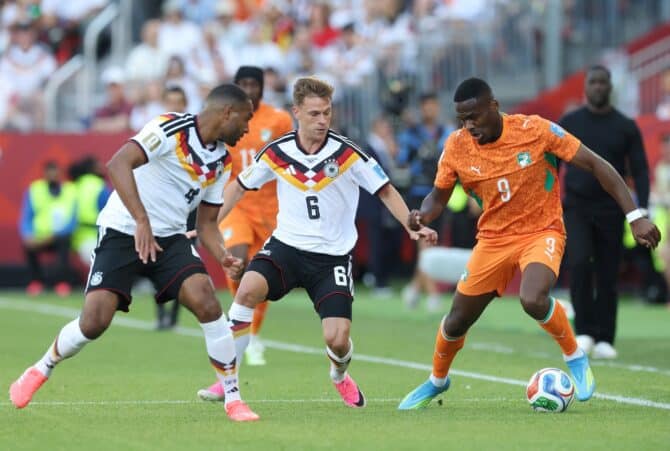 Ange-Yoan Bonny (r., Elfenbeinküste) behauptet den Ball gegen Joshua Kimmich (Mitte) und Jonathan Tah (l.) im WM-2026-Gruppenspiel der Gruppe E zwischen Deutschland und der Elfenbeinküste am 20. Juni 2026 im Toronto Stadium. (Alexander Hassenstein / Getty Images)