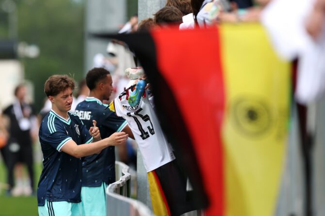 Angelo Stiller signiert Autogramme für Fans beim öffentlichen Abschiedstraining der deutschen Nationalmannschaft am DFB-Campus in Frankfurt am Main am 1. Juni 2026. Vor dem Abflug zur FIFA WM 2026 in die USA nahm sich das DFB-Team Zeit für die zahlreichen Anhänger. Alexander Hassenstein / Getty Images