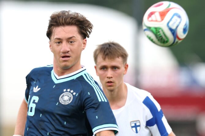 Angelo Stiller im Zweikampf beim öffentlichen Abschlusstraining der deutschen Nationalmannschaft am DFB-Campus in Frankfurt am Main am 1. Juni 2026. Der Mittelfeldspieler des VfB Stuttgart gehört zum deutschen WM-Kader für die FIFA Weltmeisterschaft 2026 in den USA. Alexander Hassenstein / Getty Images