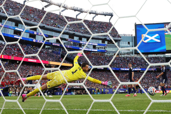 Torhüter Angus Gunn hechtet im Schottland-Tor nach einem Ball, hinter ihm die voll besetzten Ränge von Foxborough.