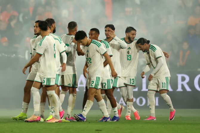 Anis Hadj Moussa, Offensivspieler Algeriens, bejubelt gemeinsam mit seinen Teamkollegen den Treffer zur Führung im Testspiel gegen die Niederlande. Die Szene entstand am 3. Juni 2026 im Stadion De Kuip in Rotterdam. Dean Mouhtaropoulos / Getty Images