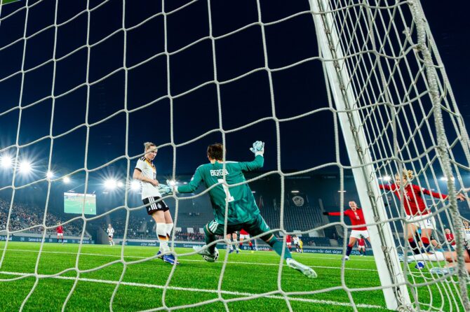 Deutschlands Torhüterin Ann-Katrin Berger zeigt eine Parade während der Partie der Qualifikation zur FIFA Frauen-WM 2027 zwischen Norwegen und Deutschland in der Lyse Arena in Stavanger am 7. März 2026. Marius Nordnes / Nordnes Foto / Getty Images