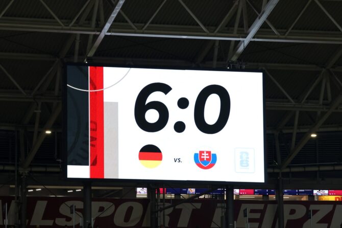 Die Anzeigetafel in der Red Bull Arena in Leipzig zeigt nach dem Schlusspfiff den 6:0-Endstand im WM-Qualifikationsspiel zwischen Deutschland und der Slowakei am 17. November 2025. Mit dem Kantersieg sicherte sich die DFB-Elf den Gruppensieg und das direkte Ticket zur Weltmeisterschaft 2026. (Alex Grimm / Getty Images)
