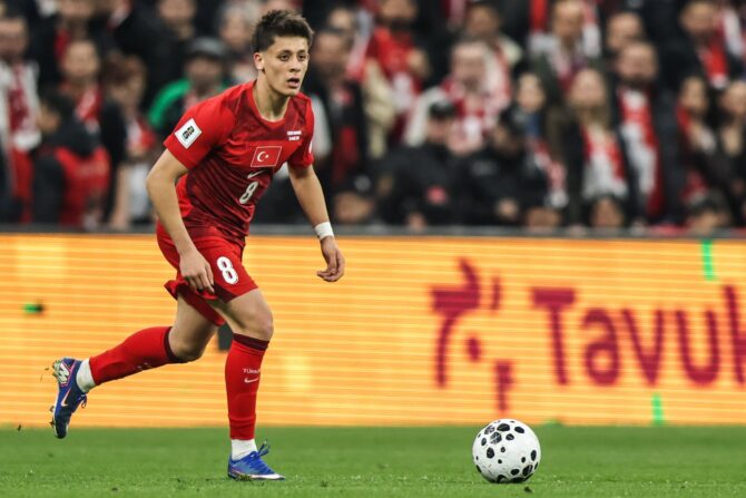 Arda Güler, Türkiye Milli Takımı adına topu ileriye taşıyor. Bu görüntü, 26 Mart 2026 tarihinde İstanbul'daki Beşiktaş Park'ta Türkiye ile Romanya arasında oynanan Avrupa Dünya Kupası elemeleri play-off maçında çekildi. (Burak Kara / Getty Images Europe via Getty Images)