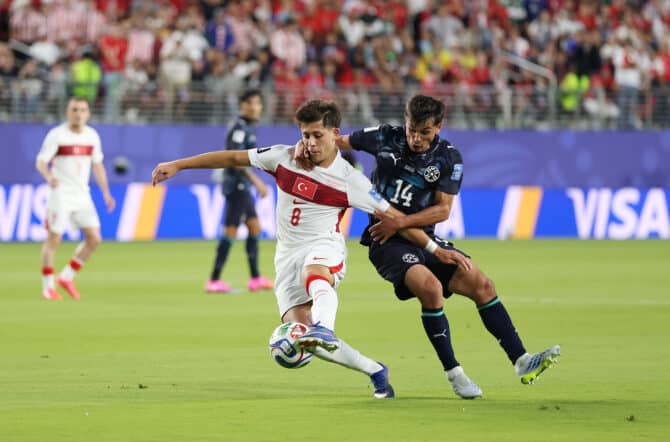 Santa Clara, Kalifornien, USA, 19. Juni 2026: Arda Güler (8) aus der Türkei wird im WM-Gruppenspiel der Gruppe D gegen Paraguay von Andrés Cubas (14) attackiert. (Foto: Richard Heathcote/Getty Images)