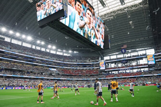 Die Spieler Argentiniens wärmen sich vor dem WM-Gruppenspiel der Gruppe J gegen Österreich am 22. Juni 2026 im Dallas Stadium in Arlington auf, während auf der großen Videoleinwand Superstar Lionel Messi zu sehen ist. Francois Nel / Getty Images