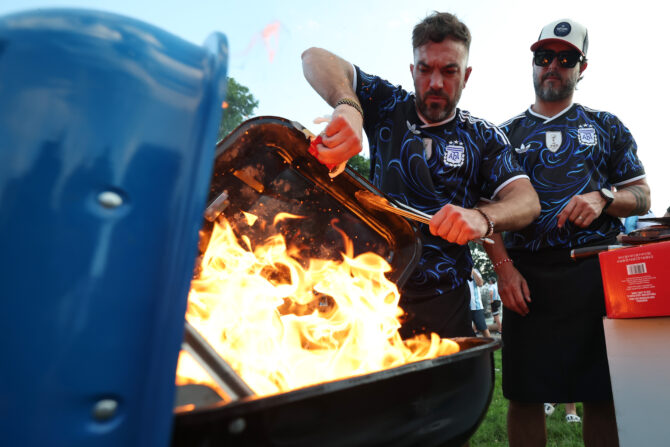 Kansas City, Missouri, USA, 15. Juni 2026: Fans der argentinischen Nationalmannschaft grillen im Mill Creek Park in Kansas City und stimmen sich auf das WM-Spiel gegen Algerien ein. (Foto: Charlotte Wilson/Getty Images)