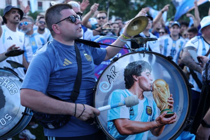 Kansas City, Missouri, USA, 15. Juni 2026: Anhänger der argentinischen Nationalmannschaft versammeln sich im Mill Creek Park in Kansas City im Vorfeld der FIFA-Weltmeisterschaft 2026. (Foto: Michael Steele/Getty Images)