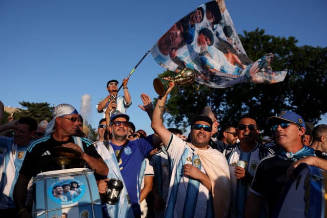 Kansas City, Missouri, USA, 15. Juni 2026: Anhänger der argentinischen Nationalmannschaft versammeln sich im Mill Creek Park in Kansas City vor dem WM-Spiel gegen Algerien. (Foto: Michael Steele/Getty Images)