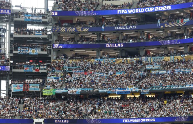 Volle Ränge im Dallas Stadium: Tausende argentinische Fans verfolgen mit Flaggen, Schals und Spruchbändern das Gruppe-J-Spiel der Fußball-WM 2026 zwischen Argentinien und Österreich. Die stimmungsvolle Kulisse entsteht am 22. Juni 2026 in Arlington, Texas, unter den FIFA-World-Cup-2026-Banden. Charlotte Wilson / Getty Images