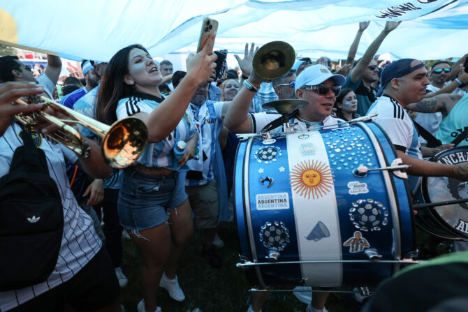 Kansas City, Missouri, USA, 15. Juni 2026: Anhänger der argentinischen Nationalmannschaft sorgen mit Trommeln, Trompeten und Gesängen für Stimmung unter einer riesigen Landesflagge im Mill Creek Park in Kansas City. (Foto: Francois Nel/Getty Images)