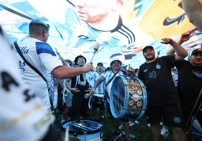 Kansas City, Missouri, USA, 15. Juni 2026: Fans der argentinischen Nationalmannschaft feiern unter einer riesigen Albiceleste-Fahne im Mill Creek Park in Kansas City vor dem WM-Spiel gegen Algerien. (Foto: Francois Nel/Getty Images)