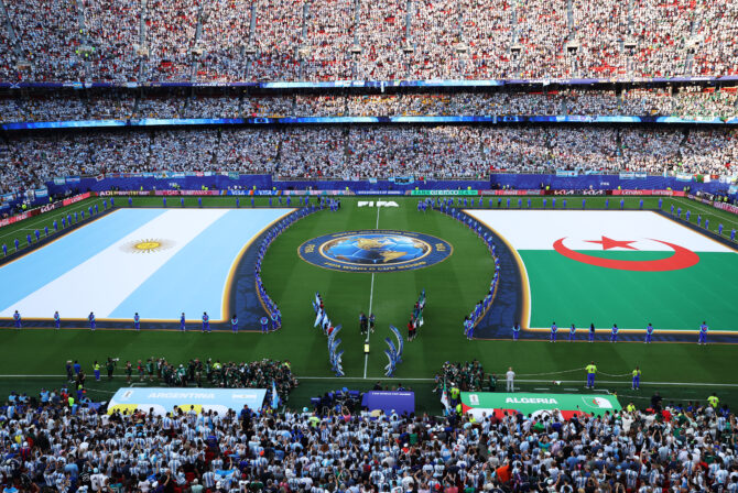 Kansas City, Missouri, USA, 16. Juni 2026: Die Spieler von Argentinien und Algerien stehen vor dem Anpfiff des WM-Gruppenspiels der Gruppe J im Kansas City Stadium für die Nationalhymnen auf dem Rasen. (Foto: Francois Nel/Getty Images)