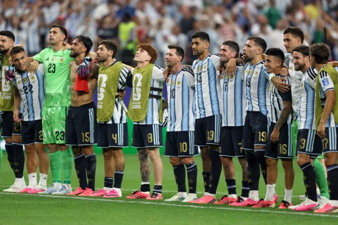 Die Spieler der argentinischen Nationalmannschaft feiern gemeinsam vor der Tribüne mit ihren Fans, nachdem das Team das Gruppe-J-Spiel der Fußball-Weltmeisterschaft 2026 gegen Österreich mit 2:0 gewonnen hat. In der Mitte applaudiert Superstar Lionel Messi mit der Nummer 10 den Anhängern. Die Partie fand am 22. Juni 2026 im Dallas Stadium in Arlington, Texas, statt. Francois Nel / Getty Images
