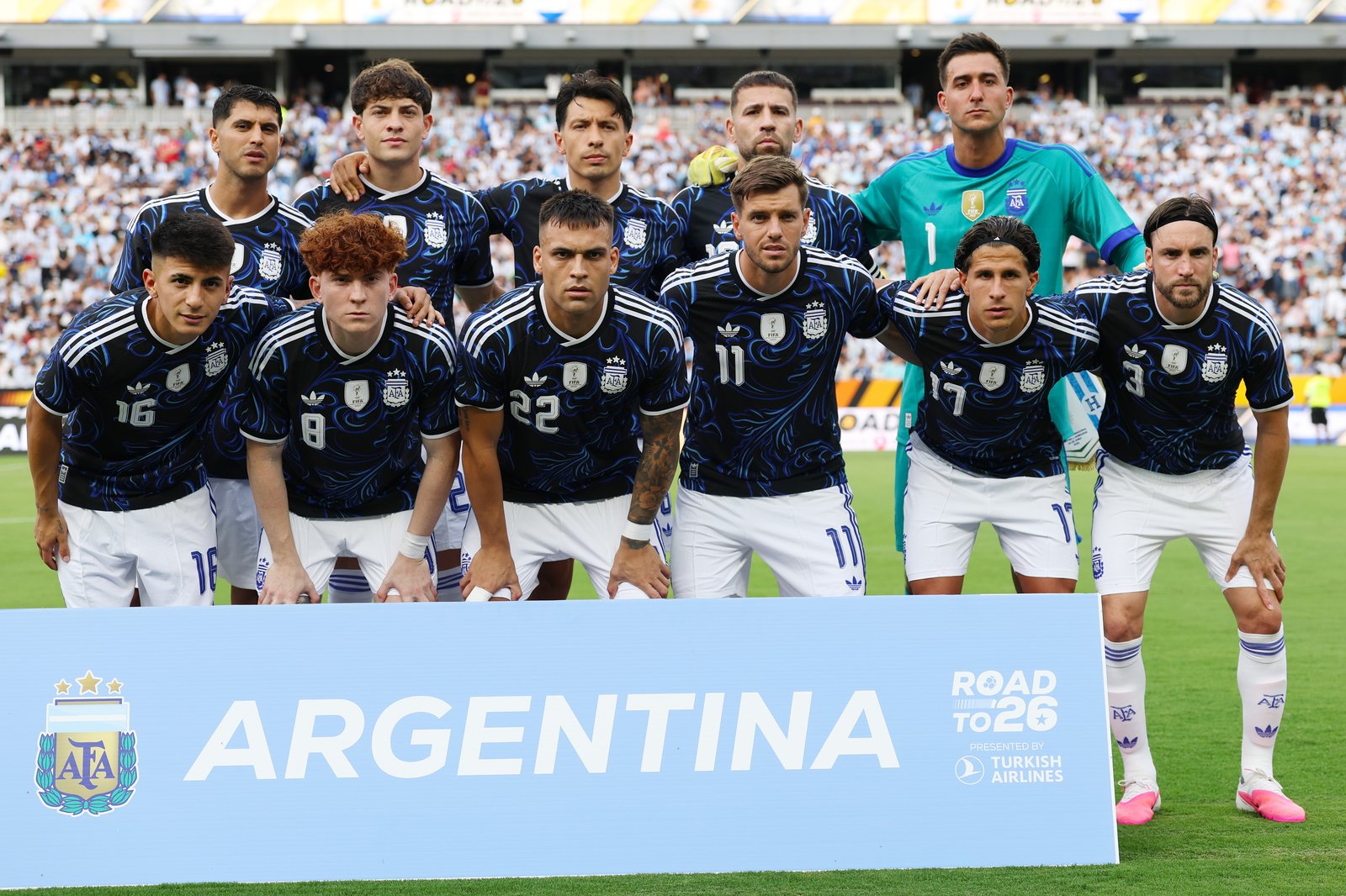 Die Spieler der argentinischen Nationalmannschaft stellen sich vor dem Testspiel gegen Honduras am 6. Juni 2026 im Kyle Field in College Station (Texas) zum Mannschaftsfoto auf. (Tim Warner / Getty Images)