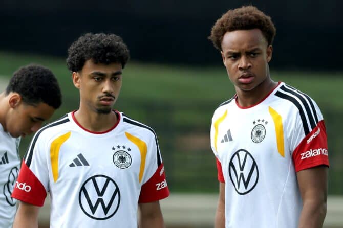 Assan Ouedraogo beobachtet neben seinem Teamkollegen Nathaniel Brown aufmerksam das Geschehen während einer Trainingseinheit der deutschen Nationalmannschaft. Die Einheit fand am 8. Juni 2026 im W. Dennie Spry Soccer Stadium in Winston-Salem im Rahmen der Vorbereitung auf die FIFA Weltmeisterschaft 2026 statt. Alexander Hassenstein / Getty Images