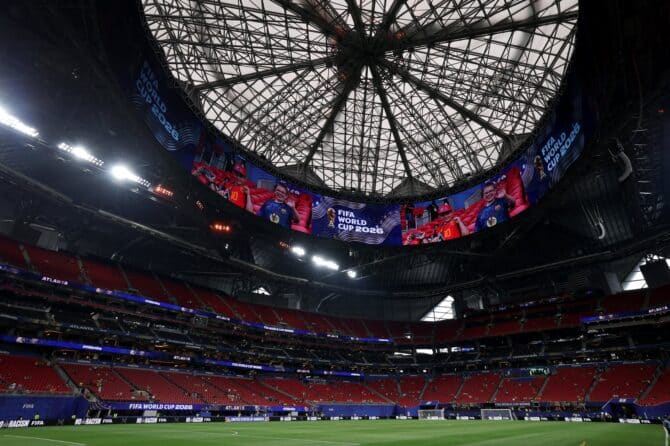 Innenansicht des Atlanta Stadium mit dem markanten Dach und den großen Anzeigetafeln vor dem WM-2026-Gruppenspiel der Gruppe H zwischen Spanien und Saudi-Arabien. (Mattia Ozbot / Getty Images)