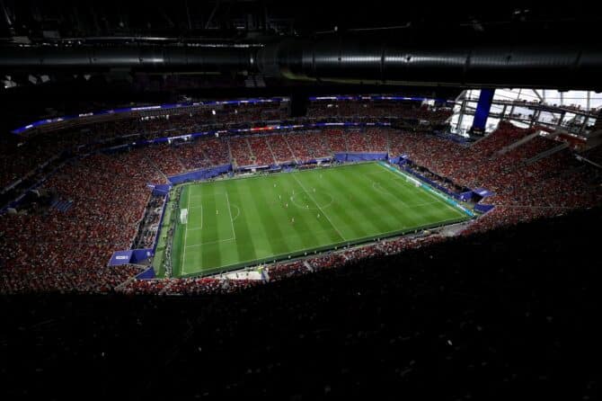 Innenansicht des gut gefüllten Atlanta Stadium während des WM-Gruppenspiels zwischen Spanien und Kap Verde. Die Partie der Gruppe H fand am 15. Juni 2026 in Atlanta, Georgia, statt. Justin Setterfield