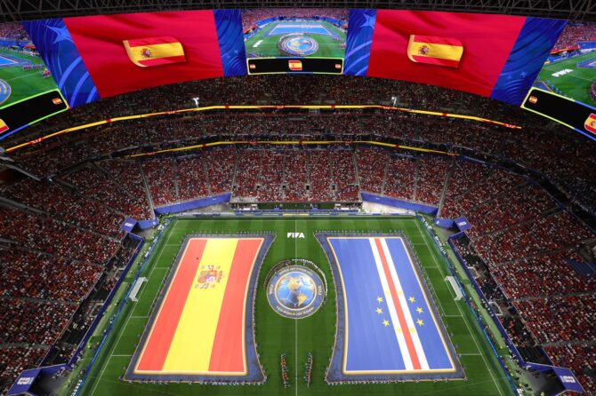 Gesamtansicht des Atlanta Stadium mit den großen Länderfahnen von Spanien und Kap Verde auf dem Rasen, während sich die Mannschaften vor dem WM-Gruppenspiel aufstellen. Die Partie der Gruppe H fand am 15. Juni 2026 in Atlanta, Georgia, statt. Justin Setterfield / Getty Images North America via Getty Images