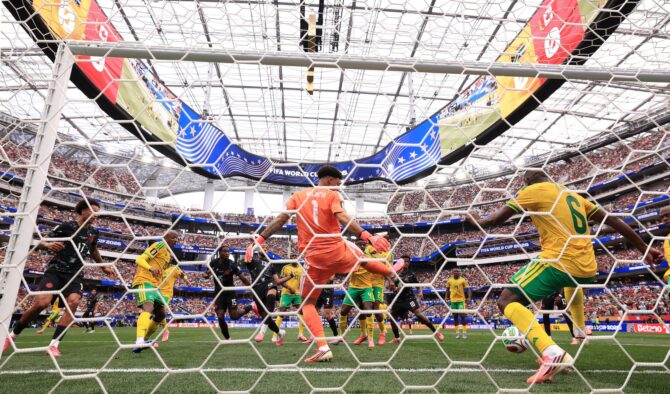 Südafrikas Aubrey Modiba klärt den Ball auf der Linie während des WM-2026-Sechzehntelfinals gegen Kanada am 28. Juni 2026 im Los Angeles Stadium (SoFi Stadium) in Inglewood. Fran Santiago / Getty Images