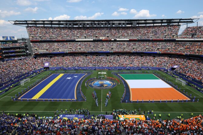 Die Mannschaften und Schiedsrichter stellen sich vor dem WM-Gruppenspiel der Gruppe E zwischen Curaçao und der Elfenbeinküste auf, auf dem Rasen sind die Flaggen beider Nationen zu sehen. Das Spiel wurde am 25. Juni 2026 im Philadelphia Stadium ausgetragen. Dan Mullan / Getty Images