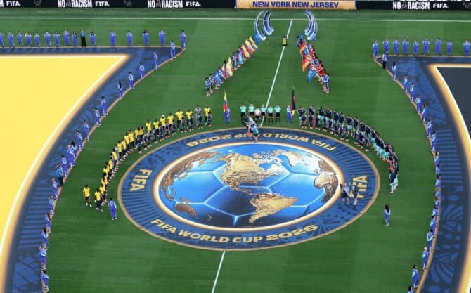 Die Mannschaften von Ecuador und Deutschland beim Aufstellen vor dem Anpfiff des WM-Gruppenspiels der Gruppe E im New York New Jersey Stadium in East Rutherford. Die Partie wurde am 25. Juni 2026 ausgetragen. Al Bello / Getty Images