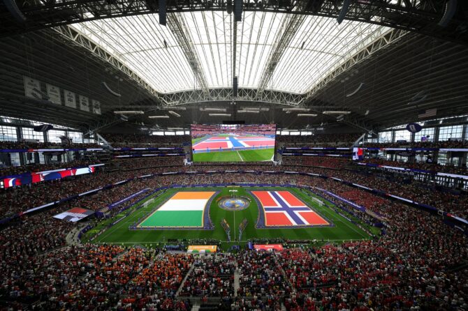 Die Mannschaften und die Schiedsrichter stellen sich vor dem Sechzehntelfinale der WM 2026 zwischen der Elfenbeinküste und Norwegen auf. Die Szene entstand am 30. Juni 2026 im Dallas Stadium in Arlington, Texas. Alex Slitz / Getty Images