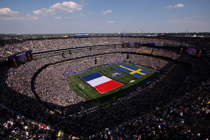 Die Mannschaften und die Schiedsrichter stellen sich vor dem Sechzehntelfinale der WM 2026 zwischen Frankreich und Schweden auf. Die Szene entstand am 30. Juni 2026 im New York New Jersey Stadium in East Rutherford, New Jersey. Justin Setterfield / Getty Images