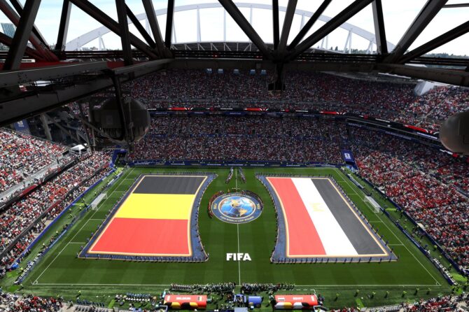 Die Spieler beider Mannschaften reihen sich vor dem WM-Gruppenspiel zwischen Belgien und Ägypten auf. Die Partie der Gruppe G fand am 15. Juni 2026 im Seattle Stadium in Seattle, Washington, statt. Emilee Chinn / Getty Images North America via Getty Images