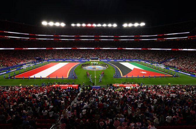 Die Mannschaften und Schiedsrichter stellen sich vor dem Anpfiff des Gruppenspiels J der FIFA Weltmeisterschaft 2026 zwischen Österreich und Jordanien am 16. Juni 2026 im stimmungsvoll beleuchteten San Francisco Bay Area Stadium in Santa Clara, Kalifornien, auf. Dean Mouhtaropoulos / Getty Images