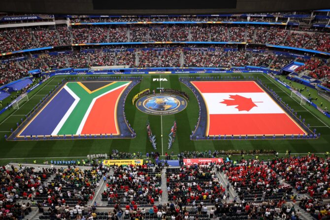 Die Mannschaften von Südafrika und Kanada stellen sich vor dem WM-2026-Sechzehntelfinale am 28. Juni 2026 im Los Angeles Stadium (SoFi Stadium) in Inglewood auf. Alex Grimm / Getty Images