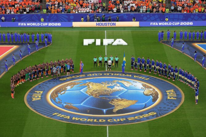 Beide Mannschaften und die Schiedsrichter stehen vor dem WM-2026-Gruppenspiel der Gruppe F zwischen den Niederlanden und Schweden am 20. Juni 2026 rund um das FIFA-Logo im Mittelkreis des Houston Stadium. (Alex Slitz / Getty Images)